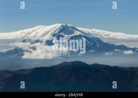 Vulkan Cayambe aus dem Vulkan Cotacachi, Otavalo, Ecuador Stockfoto