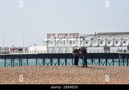 Brighton UK 28. März 2020 - Fernsehcrew am Strand und am Meer von Brighton, die am fünften Tag extrem ruhig sind.die Regierungen sperren die Beschränkungen während der COVID-19 Pandemiekrise des Coronavirus, verglichen mit dem letzten Wochenende, als Tausende von Besuchern auf die Küstenstadt abstiegen. Quelle: Simon Dack / Alamy Live News Stockfoto