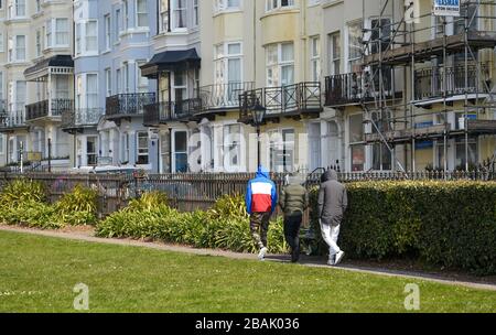Brighton UK 28. März 2020 - Brighton ist extrem ruhig am Tag fünf der Regierungen Sperrbeschränkungen während der Coronavirus COVID-19-Pandemie-Krise im Vergleich zum letzten Wochenende, als Tausende von Besuchern in der Küstenstadt abstiegen. Kredit: Simon Dack / Alamy Live News Stockfoto