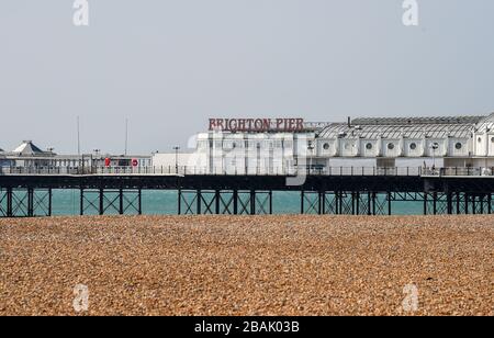 Brighton UK 28. März 2020 - Brighton Strand und Meer sind extrem ruhig am Tag fünf der Regierungen Sperrbeschränkungen während der Coronavirus COVID-19-Pandemie-Krise im Vergleich zum letzten Wochenende, als Tausende von Besuchern in der Küstenstadt abstiegen. Kredit: Simon Dack / Alamy Live News Stockfoto