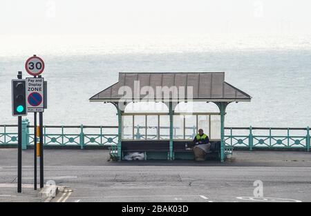 Brighton UK 28. März 2020 - Brighton Strand und Meer sind extrem ruhig am Tag fünf der Regierungen Sperrbeschränkungen während der Coronavirus COVID-19-Pandemie-Krise im Vergleich zum letzten Wochenende, als Tausende von Besuchern in der Küstenstadt abstiegen. Kredit: Simon Dack / Alamy Live News Stockfoto