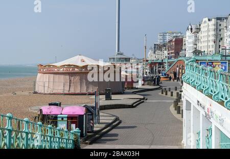 Brighton UK 28. März 2020 - Brighton Strand und Meer sind extrem ruhig am Tag fünf der Regierungen Sperrbeschränkungen während der Coronavirus COVID-19-Pandemie-Krise im Vergleich zum letzten Wochenende, als Tausende von Besuchern in der Küstenstadt abstiegen. Kredit: Simon Dack / Alamy Live News Stockfoto