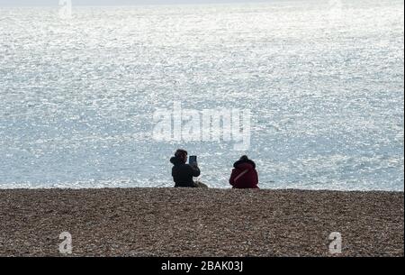 Brighton UK 28. März 2020 - Brighton Strand und Meer sind extrem ruhig am Tag fünf der Regierungen Sperrbeschränkungen während der Coronavirus COVID-19-Pandemie-Krise im Vergleich zum letzten Wochenende, als Tausende von Besuchern in der Küstenstadt abstiegen. Kredit: Simon Dack / Alamy Live News Stockfoto