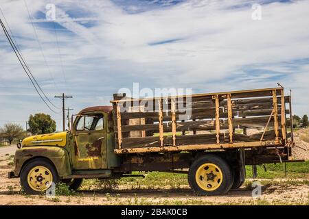 Alt Rusty Flat Bed Truck Mit Holzgeländer Stockfoto