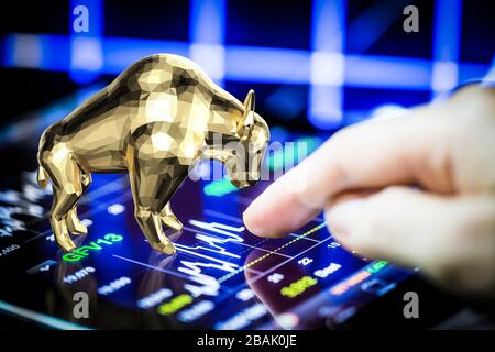 Bull Stock Market Konzept mit 3D Rendering Bulle auf Finanzdiagramm Stockfoto