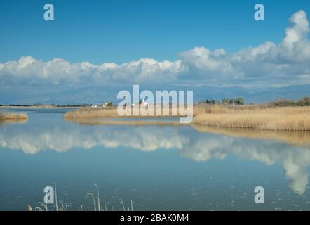 Blick über den Vistonidas-See in Richtung Agios Nikolaos Kloster bei Porto Lagos, im Nationalpark Nestos-Delta und den Seen Vistonida-Ismarida, Griechenland Stockfoto