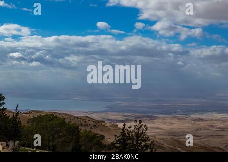 Blick auf die Landschaft, Landschaft, gelobtes Land und das Tote Meer vom Berg Nebo, Königreich Jordanien, Naher Osten, schöne Wolken am windigen Winternachmittag Stockfoto