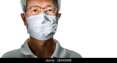 Nahaufnahme von grauem Haar Asian man's Gesicht mit einer Brille mit weißer N95-Maske, um sich vor COVID-19-Virus, Gesundheitsschutzkonzept, Raum fo zu schützen Stockfoto