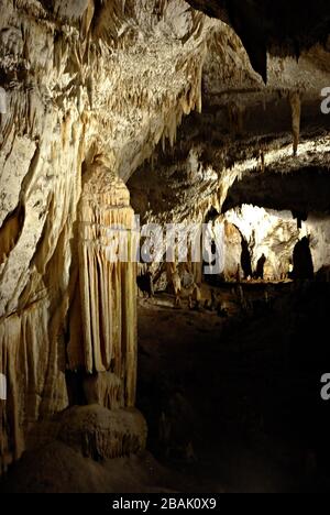 Formationen in der Höhle in Serbien mit Stalaktiten und Stalagmilben. Stockfoto