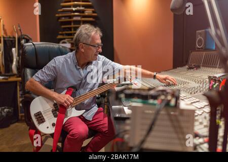 Reifer Mann am Mischpult in einem Tonstudio Stockfoto