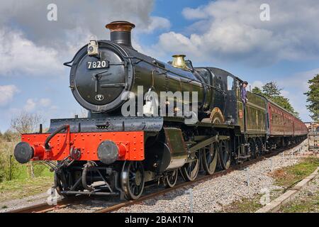 7820 Dampfeisenbahn Dinmore Manor Gloucestershire Warwickshire, Abfahrt Broadway Station Stockfoto