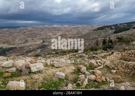 Blick auf die Landschaft, Landschaft, gelobtes Land vom Berg Nebo, Königreich Jordanien, Naher Osten, schöne Wolken am windigen Winternachmittag Stockfoto