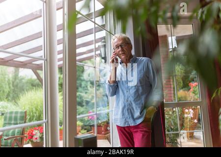 Reifer Mann, der im Garten arbeitet Stockfoto