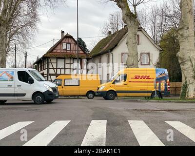 Straßburg, Frankreich - 4. März 2020: Gelber Mercedes Benz Lieferwagen mit DHL Deutsche Post Logo Stockfoto