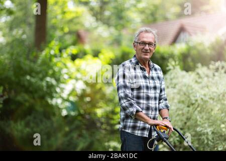 Reifer Mann, der im Garten arbeitet Stockfoto