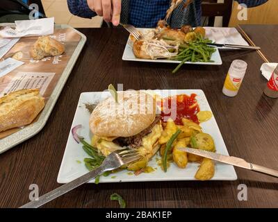 Paris, Frankreich - 11. FEBRUAR 2020: POV-Leute essen köstliche Speisen im Restaurant Flunch Stockfoto