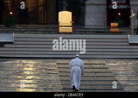 Roma, Italien. März 2020. Ein Blick auf den heiligen Peter in Rom während des Betens von Papst Franziskus, um auf die Coronavirus-Pandemie zu reagieren. Während der Zeremonie auf der leeren Piazza San Pietro liest der Papst Schriften, Bittgebete und Anbetung des Allerheiligsten. Und zum Abschluss gibt der Urbi et orbi Blessing die Möglichkeit, sich im Plenum verwöhnen zu lassen.der papst geht die Schritte (Foto von Giuseppe 'Pino' Fama/Pacific Press/Sipa USA) Kredit: SIPA USA/Alamy Live News Stockfoto