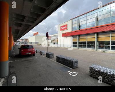 Paris, Frankreich - 11. FEBRUAR 2020: Auto in der Nähe des Restaurants Flunch mit Auchan-Supermarkt im Hintergrund geparkt Stockfoto