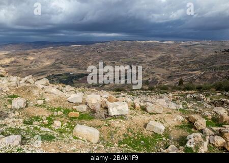 Blick auf die Landschaft, Landschaft, gelobtes Land vom Berg Nebo, Königreich Jordanien, Naher Osten, schöne Wolken am windigen Winternachmittag Stockfoto