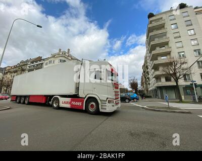 Straßburg, Frankreich 18. Februar 2020: Weitwinkelansicht des Scania Trucks in der zentralen Straßburger Orangerie Nachbarschaft, Fahrstraße Stockfoto