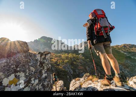 Wanderer erklimmen die Chimanimani-Berge im Chimanimani-Nationalpark in Simbabwe. Stockfoto