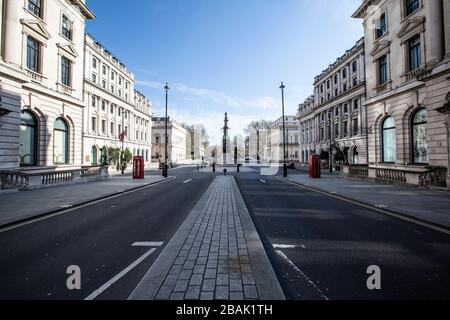 Leere Straßen in der Hauptstadt von London als Einwohner und Touristen sind nur für die notwendigen Reisen oder Arbeiten in das Zentrum aufgrund von Covid-19 erlaubt. Stockfoto