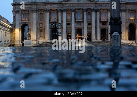 Roma, Italien. März 2020. Ein Blick auf die Piazza San Pietro während des Betens, um auf die Pandemie des Coronavirus zu reagieren. Während der Zeremonie auf der leeren Piazza San Pietro liest der Papst Schriften, Bittgebete und Anbetung des Allerheiligsten und wird damit abschließen, dem Urbi et orbi Segen zu geben, mit der Möglichkeit, einen Vollversammlungsslass zu erlangen. (Foto von Giuseppe 'Pino' Fama/Pacific Press/Sipa USA) Credit: SIPA USA/Alamy Live News Stockfoto