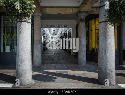 Eine einsame Covent Garden Gasse während der Sperrung in London nach der Coronavirus Pandemie. Stockfoto