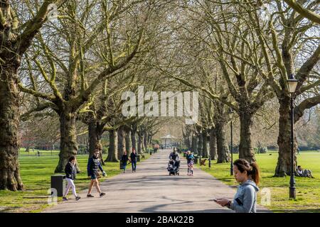 Wandsworth, London, Großbritannien. März 2020. Die Menschen steigen im Battersea Park aus, um ihre Tagesübung zu machen - die meisten üben soziale Distanzierung. Der "Lockdown" geht in London weiter - Coronavirus (Covid 19) Ausbruch in London. Credit: Guy Bell/Alamy Live News Stockfoto