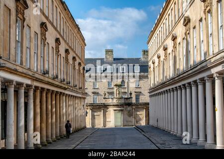 Bath Street im Zentrum von Bath, Somerset, verlassen, da die Beschränkungen der britischen Regierung weiterhin versuchen, den Ausbruch des Coronavirus zu begrenzen. Stockfoto