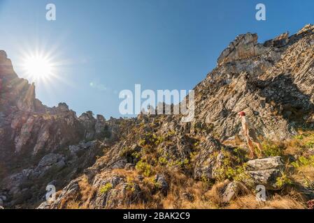 Wanderer erklimmen die Chimanimani-Berge im Chimanimani-Nationalpark in Simbabwe. Stockfoto