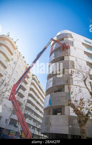 Marbella - 16. Januar 2020: Reparieren Sie die Fassade des Hauses und der Fenster, um die Bahnsteige zu heben Stockfoto