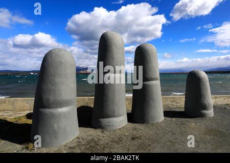 Das Denkmal der Hand, Puerto Natales Stadt, Patagonien, Chile, Südamerika Stockfoto