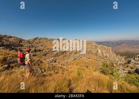 Wanderer erklimmen die Chimanimani-Berge im Chimanimani-Nationalpark in Simbabwe. Stockfoto