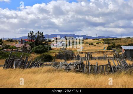 Blick auf das Dorf Puerto Prat in der Nähe der Stadt Puerto Natales, Patagonien, Chile, Südamerika Stockfoto