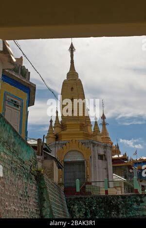 Ein buddhistisches Kloster auf der Spitze von Taung Kalat (Sockelhügel) in der Nähe des Mount Popa, Myanmar Stockfoto