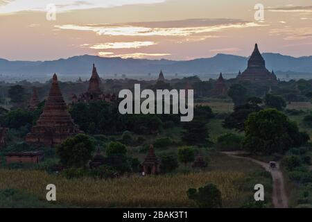 Pagoden des alten Bagan bei Sonnenuntergang, Myanmar Stockfoto