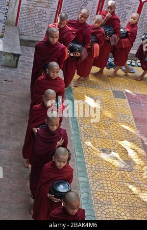 Während des weltweit größten Mittags buddhistischer Mönch im Mahagandayon-Kloster Mandalay, Myanmar, stehen junge Mönch in Schlange Stockfoto