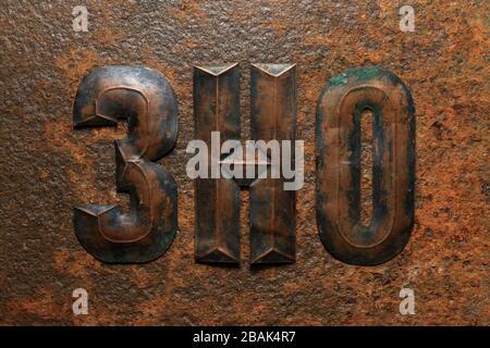 Hintergründe und Texturen: Eine Gruppe von gealterten, geprägten kyrillischen Kupferbuchstaben auf stark korrodierten rostigen Metalloberflächen Stockfoto