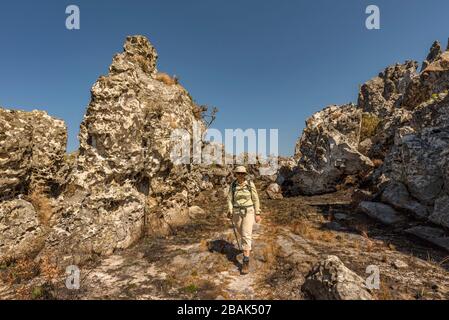 Wanderer erklimmen die Chimanimani-Berge im Chimanimani-Nationalpark in Simbabwe. Stockfoto