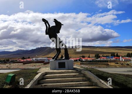 Der bronzene Hengst in der Villa Cerro Castillo, Region Magallanes, Patagonien, Chile, Südamerika Stockfoto