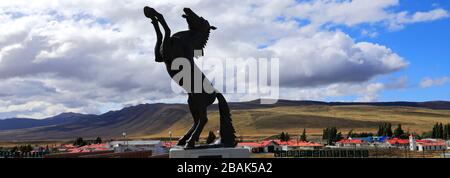 Der bronzene Hengst in der Villa Cerro Castillo, Region Magallanes, Patagonien, Chile, Südamerika Stockfoto