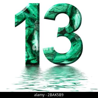 Arabische Zahl 13, dreizehn, aus natürlichem grünem Malachit, auf der Wasseroberfläche reflektiert, isoliert auf weißem, 3D-Rendering Stockfoto