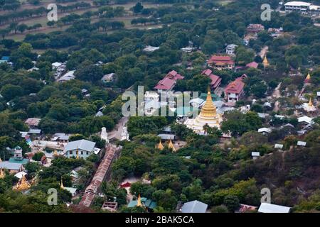 Su Taung Pyae Pagode, Kloster Hsay Dan Taung und der Hauptzugang zum Mandalay Hügel von der Bergkuppe Myanmars aus gesehen Stockfoto