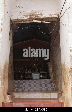 Ein Schrein mit einer Statue des Buddha in der Mingun Stupa, Myanmar Stockfoto