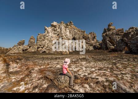 Wanderer erklimmen die Chimanimani-Berge im Chimanimani-Nationalpark in Simbabwe. Stockfoto