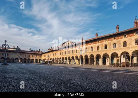 Blick auf den Ducale Platz in der Altstadt von Vigevano, Provinz Pavia, Region Lombardei, Italien Stockfoto