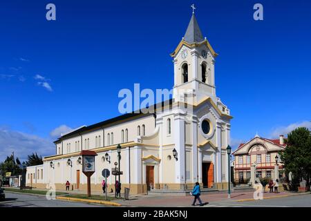 Außenansicht der Kirche Maria Auxiliadora, Stadt Puerto Natales, Patagonien, Chile, Südamerika Stockfoto