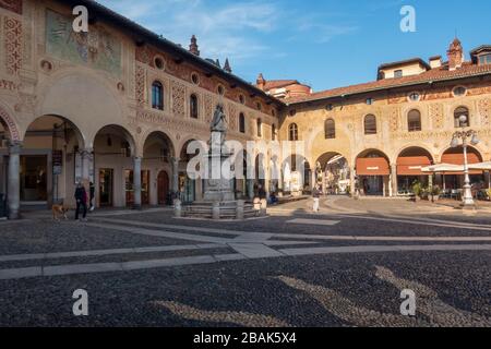 Blick auf den Ducale Platz in der Altstadt von Vigevano, Provinz Pavia, Region Lombardei, Italien Stockfoto