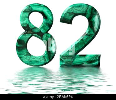 Arabische Zahl 82, achtzig, aus natürlichem grünem Malachit, reflektiert auf der Wasseroberfläche, isoliert auf weißem, 3D-Rendering Stockfoto
